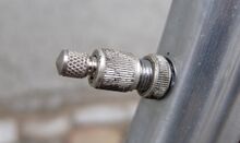 Dunlopventil Zeitraum: hier: 1956 Hersteller: ?? Material: Alumimium Bemerkungen: vollständiges Ventil an einem Möve-Tourenrad