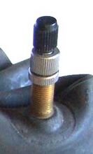 Dunlopventil Zeitraum: vrmtl. 70er Jahre Hersteller: ?? Material: Aluminium, Thermoplast Bemerkungen: komplettes Ventil an einem Pneumant Tourenradschlauch