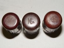 "HaGe" - Fahrradgriffe Griffvariante ohne Herstellerprägung und leicht variierende HaGe-Logos - es sind weitere unterschiedliche Formen des Logos bekannt; daneben schwankte auch die Länge der Griffe leicht (unterschiedliche Pressformen)