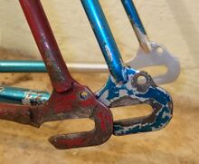 Ausfallenden des Rahmens (links Urania, rechts "Brandenburg").