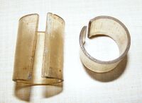 Einlage aus Kunststoff (Zelluloid), die über das Rohr von Sportlenkern geschoben wird und bei Anziehen der Vorbauklemmschraube die Verbindung zwischen Vorbau und Lenker herstellt.