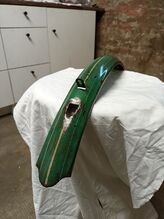 Zeitraum: Bisher für 1950er Jahre bekannt Verwendung: Bisher für Tourensport- und Sporträder bekannt Material: Stahlblech Größen: Bisher für 26 Zoll bekannt Überstand des Vorderrad-Schutzleches: lang Farben/Varianten: in Rahmenfarbe lackiert Profil: gesickt Bemerkungen: Im Gegensatz zu anderen Schutzblechen stark gewölbt; einfache Strebenbefestigung über eine Schraube ohne Beschlagbleche