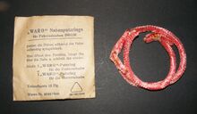 Nabenputzringe "WARO" Zeitraum: frühe 1950er Jahre Hersteller: Walter Rose, Peitz N/L Material: Chenilledraht Bemerkungen: mit Verpackung