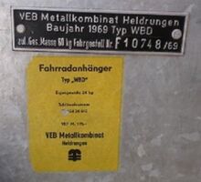 Typenschild (Guss) für Anhänger des Typs WBD (Waggon Bau Dessau), hier: 1969.