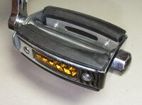 Typisches Fahrradpedal v.a. für Sporträder, geschraubte Kappe, Hersteller: WEB, Baujahr: ??, verbaut an Diamant-Sporträdern von 1956 bis 196?, Diamant-Tourensporträdern von ?? bis ??, Diamant-Tourenrädern ab 195? bis 196?, Material: Stahl verchromt, Gummi, Glas