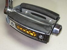 Rahmenrückstrahlerpedale Zeitraum: 1955 bis mind. 1967 Hersteller: WEB Verwendung: Diamant-Sporträder, Diamant-Tourensporträder, Diamant-Tourenräder Material: Gummi, Stahl (verchromt), Glas Bemerkungen: geschraubte Staubkappe