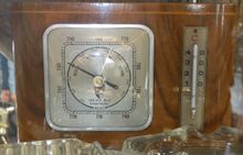 Wetterstation mit Mifa-Reklame, um 1960.