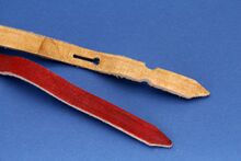 Zugriemen im Vergleich oben: Zugriemen für Straßenrennräder (mit Stanzungen für eine Schlaufe) unten: Zugriemen für Bahnrennräder (mit glattem Ende)